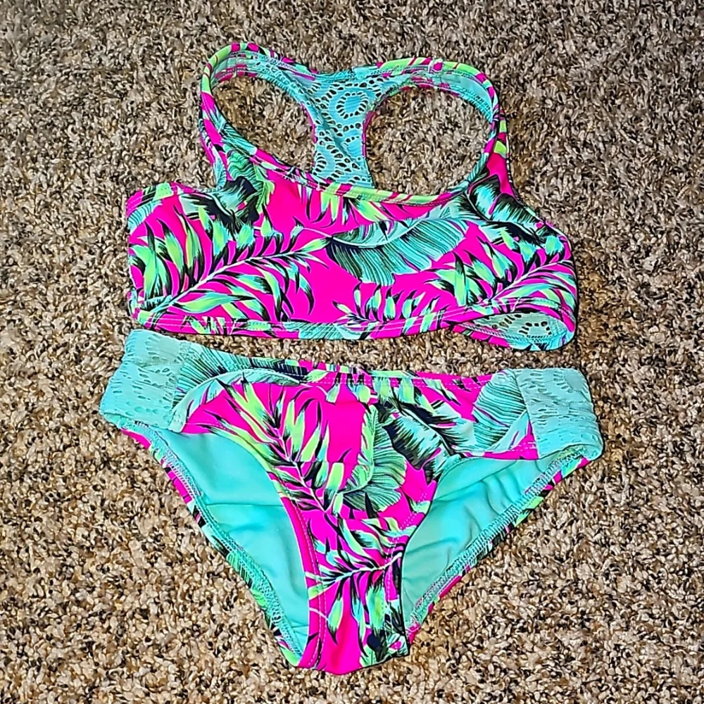 🩷Youth girls Beautiful floral Bright two piece swimsuit.  Sz 6/6x🩷